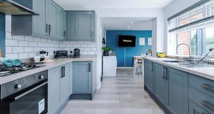 NEW! Stunning Bungalow, Ideal for Groups, Parking!