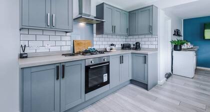 NEW! Stunning Bungalow, Ideal for Groups, Parking!