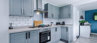 NEW! Stunning Bungalow, Ideal for Groups, Parking!