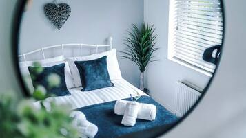 3 bedrooms, iron/ironing board, WiFi, bed sheets