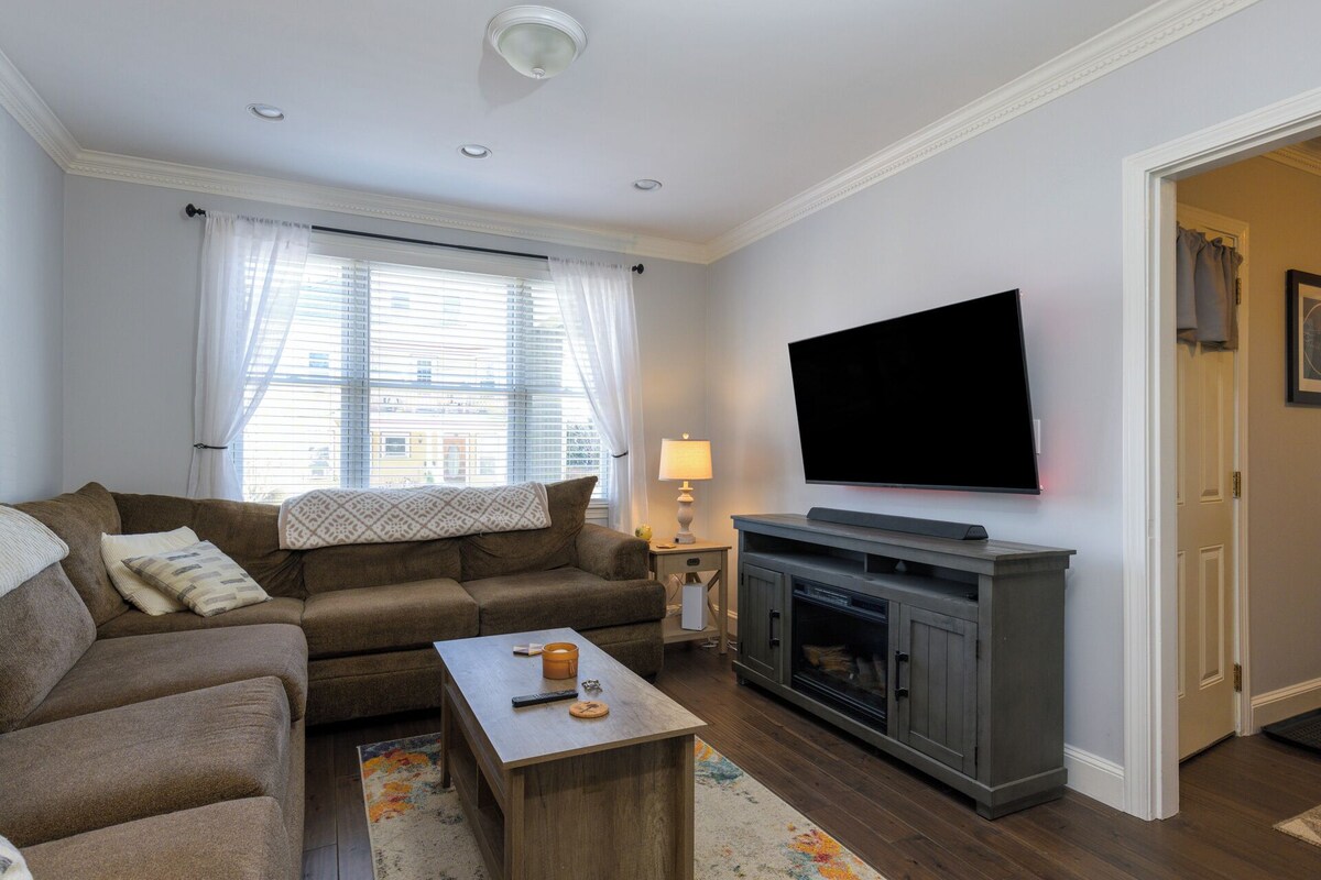 Charming 2-bedroom condo, 15 min from city with laundry & parking