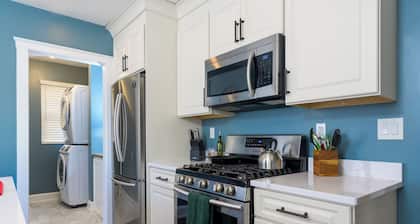 Charming 2-bedroom condo, 15 min from city with laundry & parking