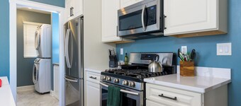 Charming 2-bedroom condo, 15 min from city with laundry & parking