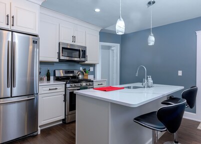 Charming 2-bedroom condo, 15 min from city with laundry & parking