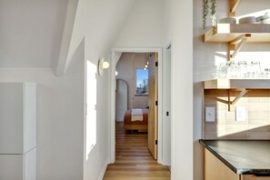 2 habitaciones, escritorio, tabla de planchar con plancha y wifi gratis 