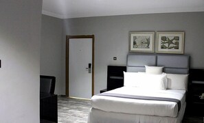 Quarto básico | Escrivaninha, espaço de trabalho para notebook, Wi-Fi de cortesia