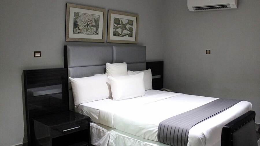 Ellyxville Hotel