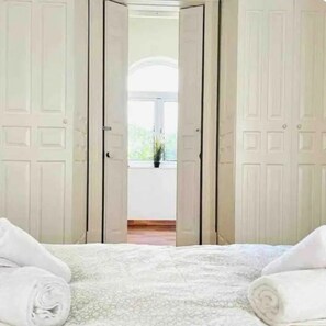 4 bedrooms, free WiFi, bed sheets