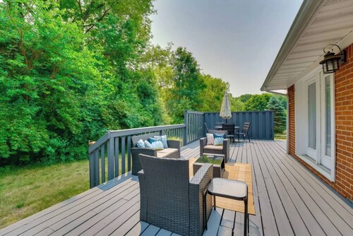 Large Charming Home w/ Pool & Deck ~5 miles to UMICH!