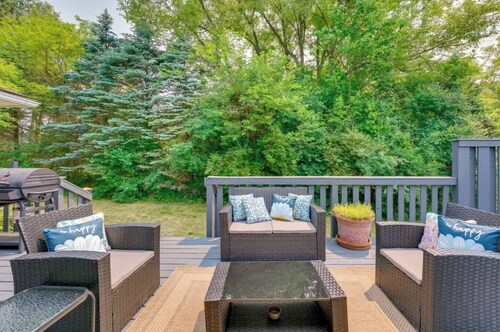 Large Charming Home w/ Pool & Deck ~5 miles to UMICH!