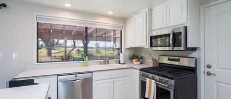 ثلاجة، ميكروويف، فرن، موقد طهي مسطح