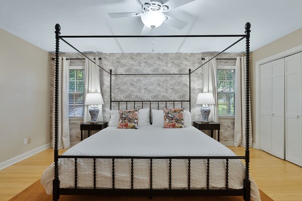 4 bedrooms, iron/ironing board, WiFi, bed sheets