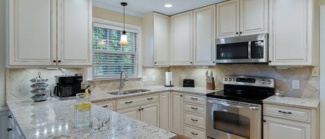 Réfrigérateur, four à micro-ondes, un four, surface de cuisson