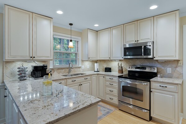 冷蔵庫、電子レンジ、オーブン、コンロ