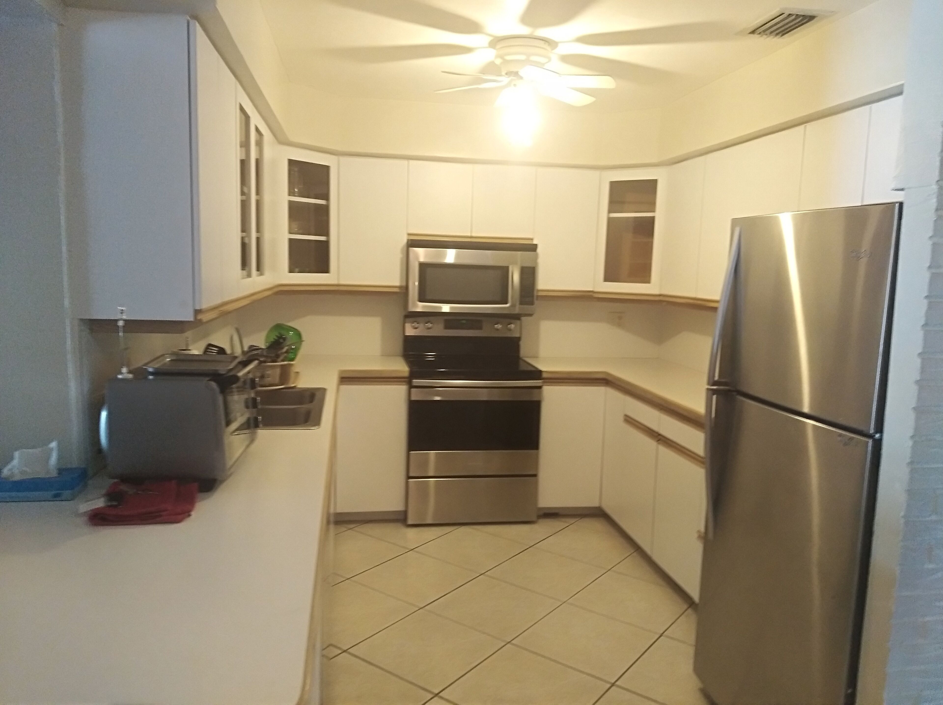 Nice spacious 3-bedroom apartment in Hollywood, FL