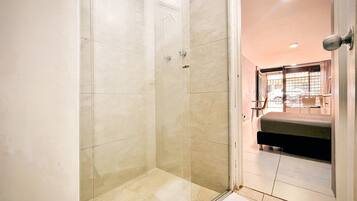 Appartement | Salle de bain | Douche, serviettes fournies, savon, papier de toilette