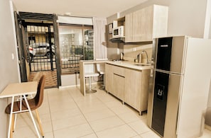Apartamento | Cocina privada | Frigorífico, microondas y utensilios de cocina