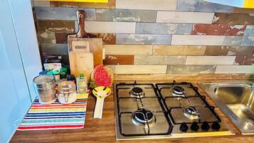 Kühlschrank, Ofen, Herdplatte, Wasserkocher mit Kaffee-/Teezubehör