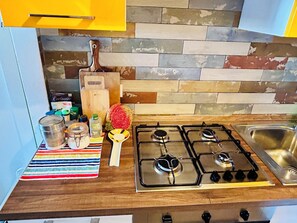 Réfrigérateur, four, plaque de cuisson, cafetière/bouilloire