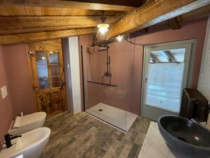 Hårføner, bidé, håndklær og såpe