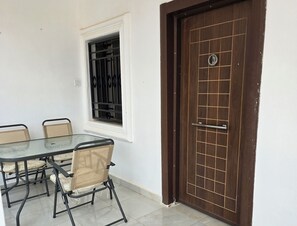 Outdoor dining - Manjai Kunda Apartment Oasis (Serrekunda)