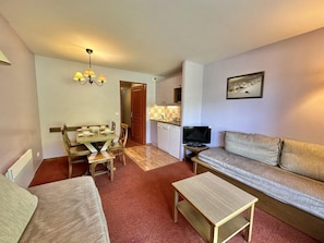 Living area - 300m from resort center, Ground floor, view mountain, swimming pool, balcony, parking, tv (Vars)