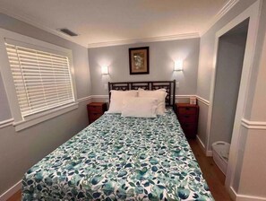 1 habitación, tabla de planchar con plancha y cuna de viaje 