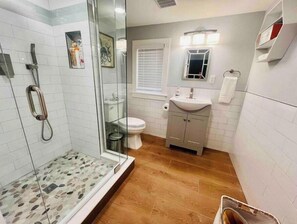 Shower, hair dryer, towels, soap - The Guesthouse (Fort Myers)
