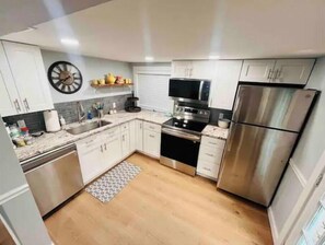 Fridge, microwave, oven, stovetop - The Guesthouse (Fort Myers)