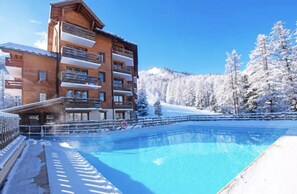 A heated pool - 300m from resort center, Ground floor, view mountain, swimming pool, balcony, parking, tv (Vars)