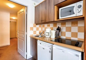 Microwave, dishwasher, coffee/tea maker, toaster