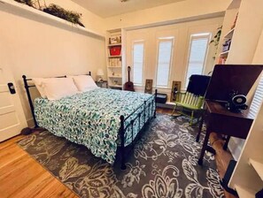 2 habitaciones, tabla de planchar con plancha y cuna de viaje