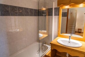 Bathroom - Resort center, 3rd floor, fitness, swimming pool, sauna, balcony, tv, ski locker, 35m², Les Orres (Les Orres)