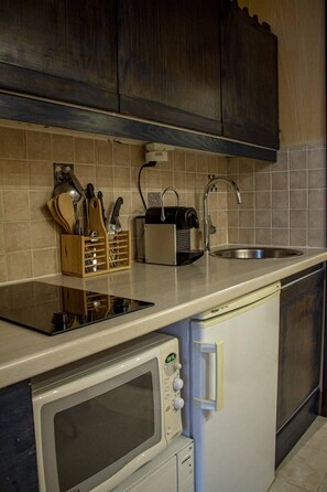 Fridge, microwave, oven, coffee/tea maker