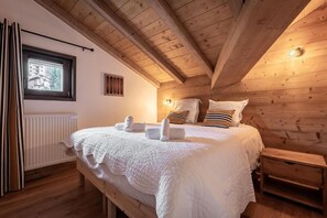 4 bedrooms, iron/ironing board, WiFi, bed sheets