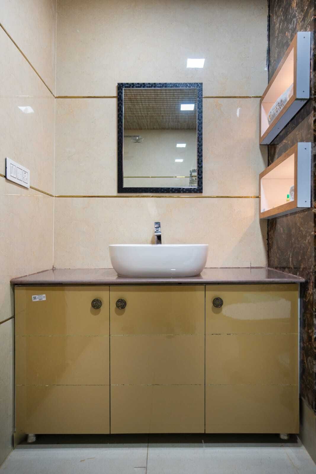 Une salle de bain avec un meuble-lavabo beige, un lavabo blanc et un miroir au-dessus.