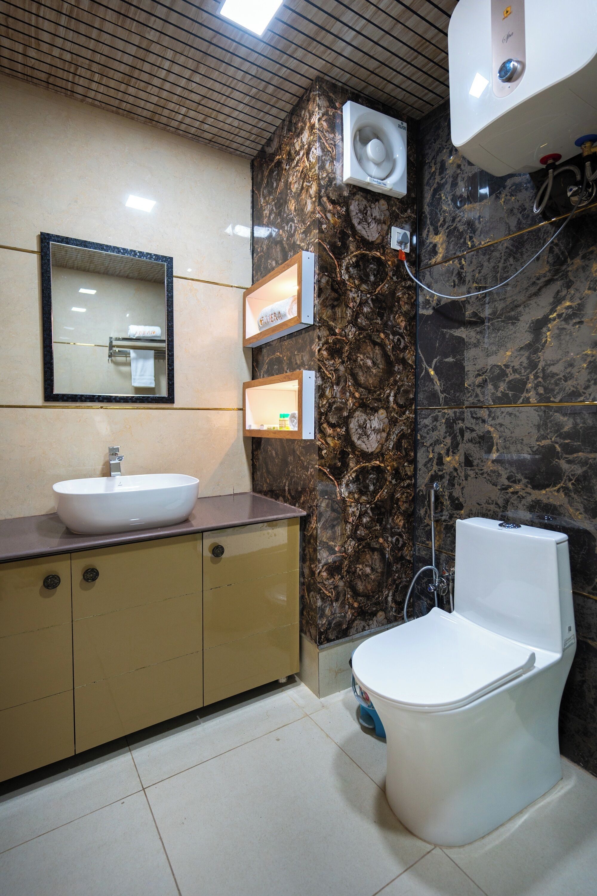 Une salle de bain avec un lavabo blanc, un miroir et des toilettes.