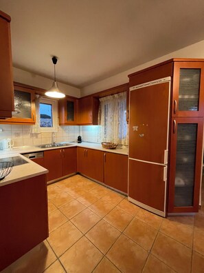 Geladeira, fogão, cooktop, lava-louças