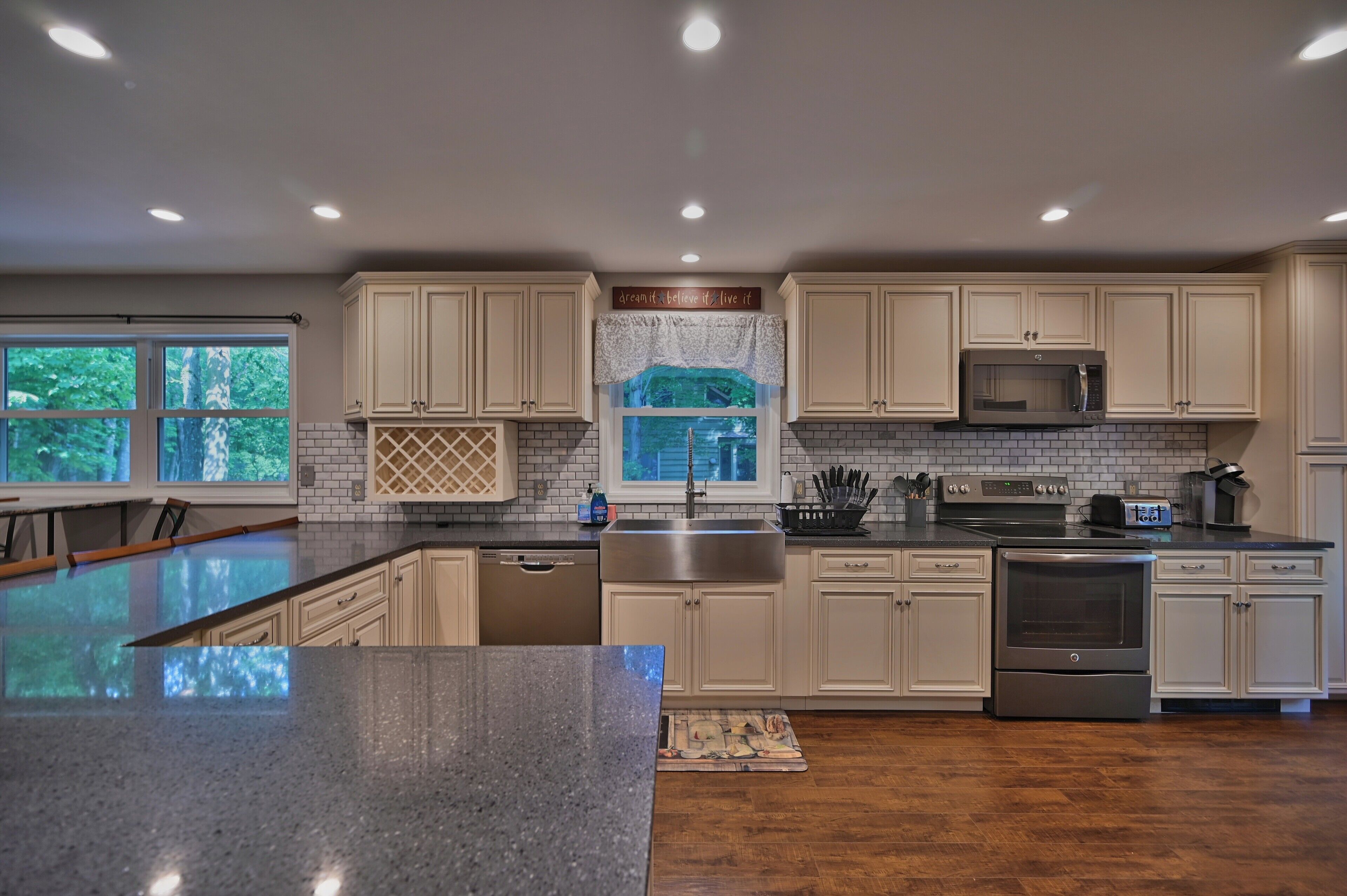 4 Bedroom SLEEPS 22/ with INDOOR HOT TUB/ 2 MIN TO SKI, INDOOR WATER PARK