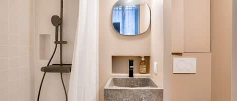 Serviettes fournies, papier de toilette