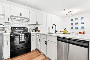 Fridge, microwave, oven, stovetop - Gay Street Retreat - Walk to Campus & Downtown (Auburn)