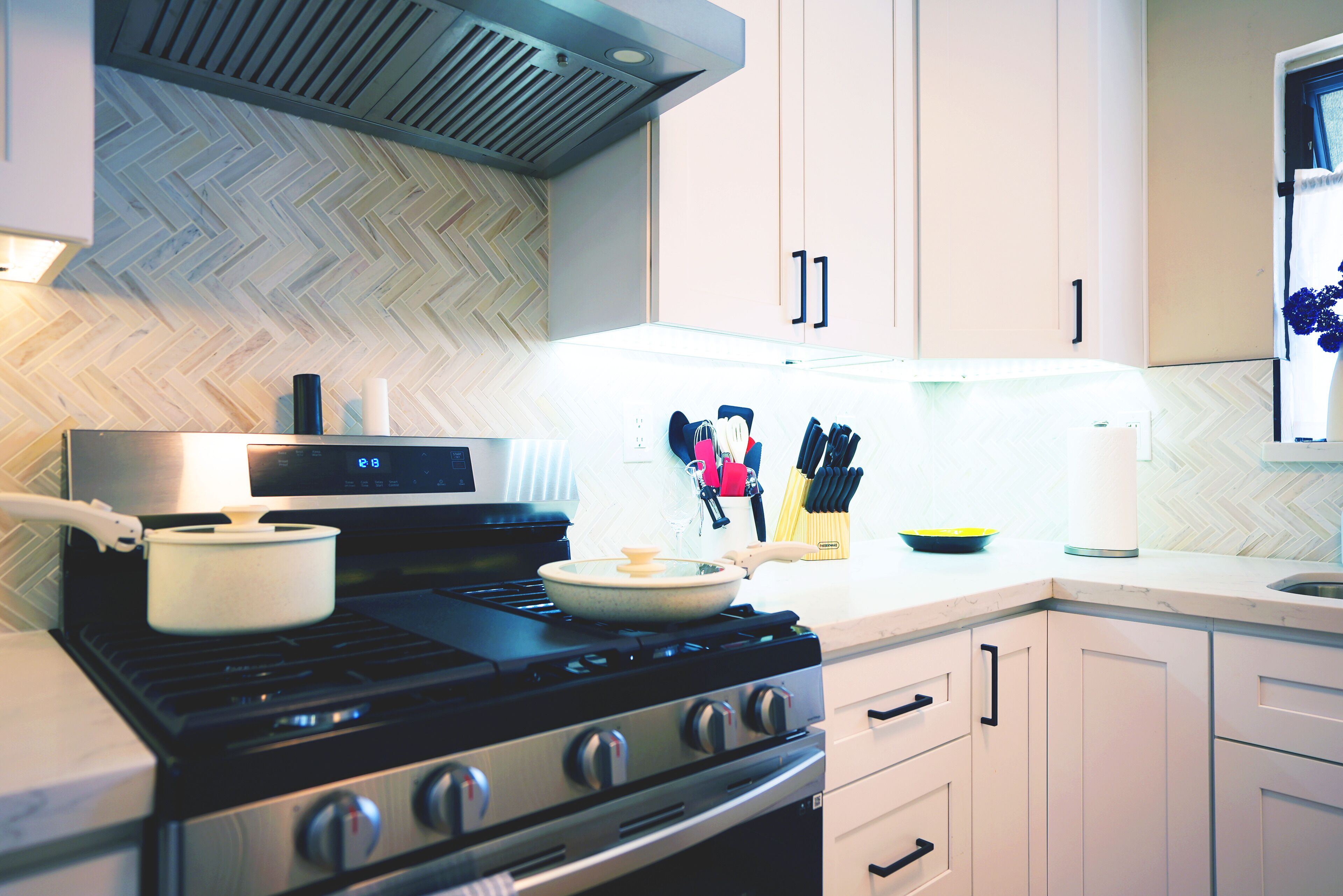 Jääkaappi, mikroaaltouuni, uuni, liesi