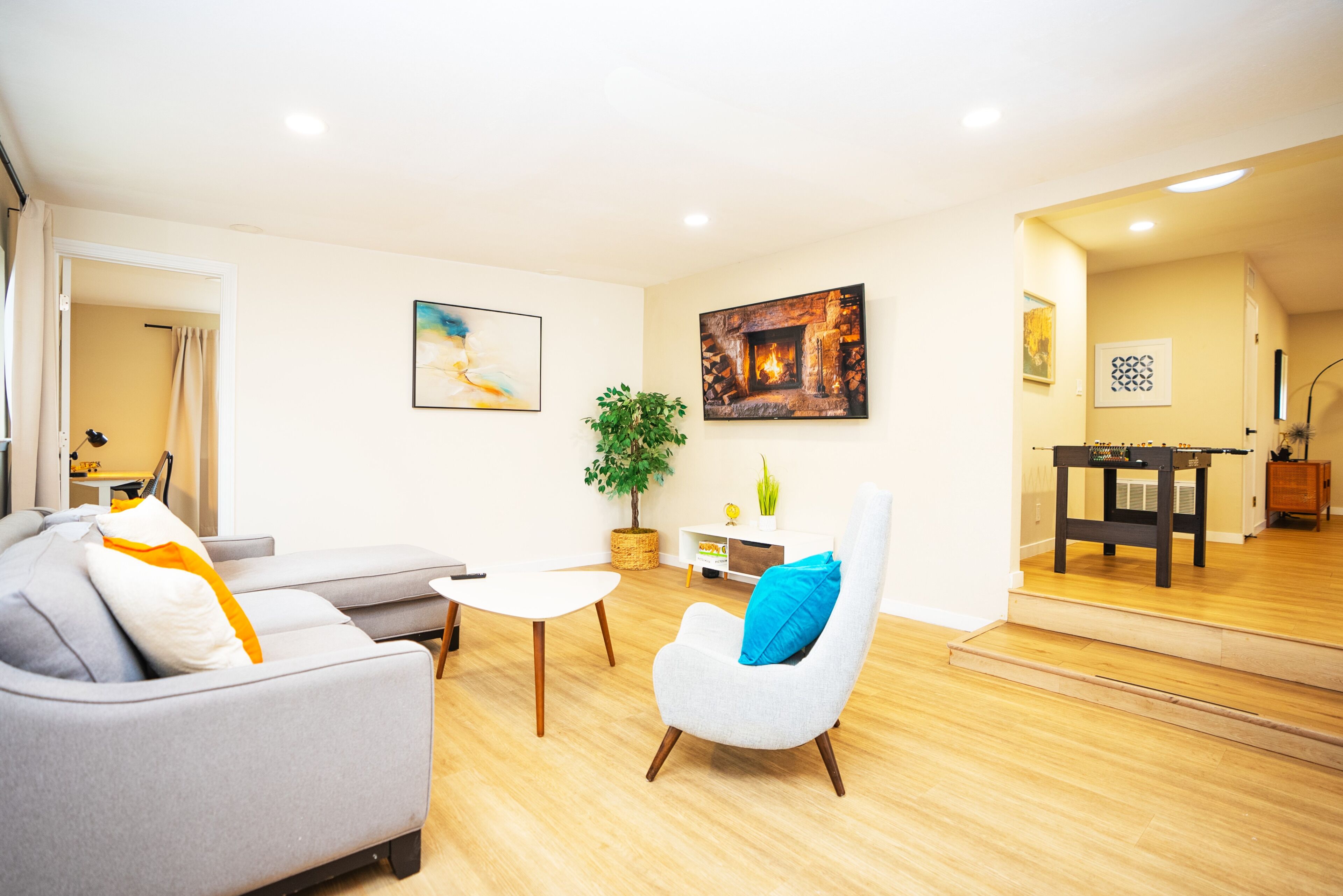 Téléviseur connecté, table de baby-foot, livres