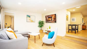 Téléviseur connecté, table de baby-foot, livres