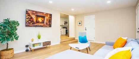 TV connectée, baby-foot, livres