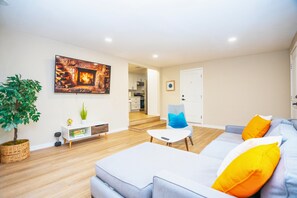 Smart TV, futbolito y libros