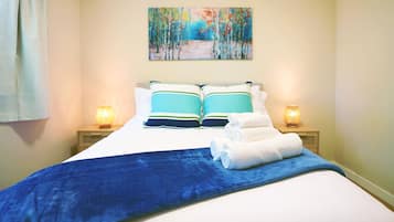 4 chambres, bureau, fer et planche à repasser, lit de bébé portatif