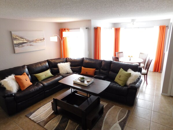 Smart TV, chimenea y libros 