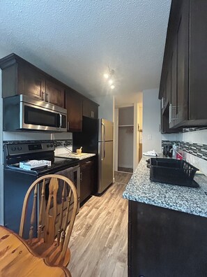 Réfrigérateur, four à micro-ondes, un four, surface de cuisson