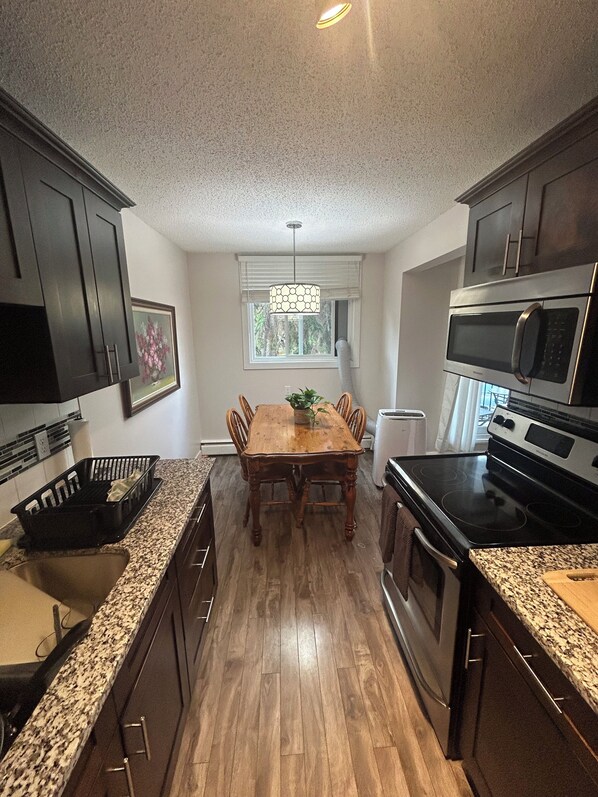 Réfrigérateur, four à micro-ondes, un four, surface de cuisson